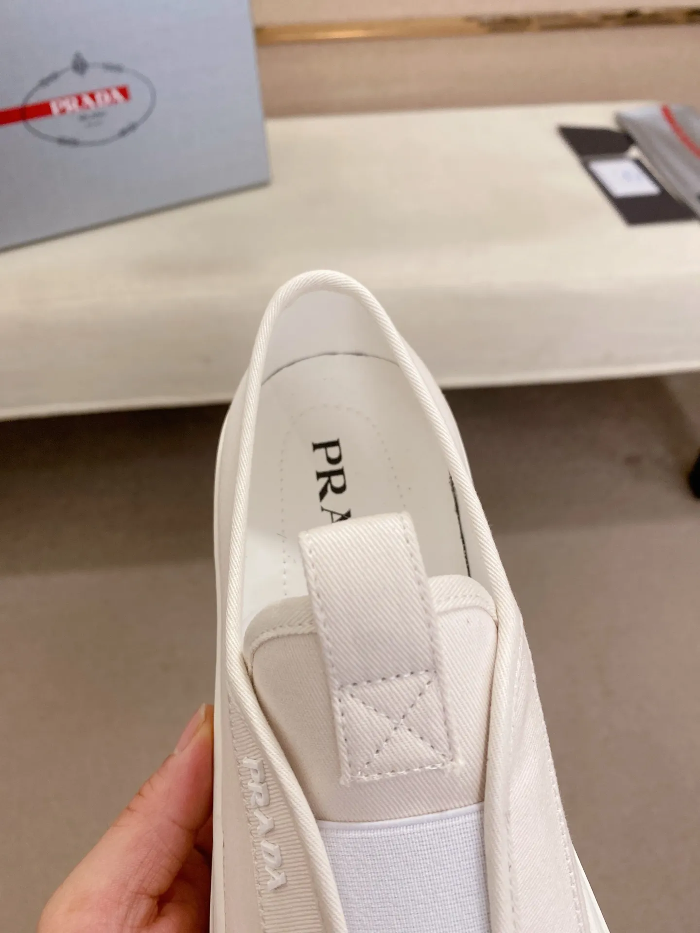 Factory price 580💰 ✔️✔️✔️High version High-quality new PRADA counters are on the market at the same time. The new men's shoes and 😘fabrics are selected from first-layer cowhide and are made by pure handicrafts. Lining: Full cowhide lining. 👍🏿 High-end ☄️ air-cushion molded anti-slip rubber outsole, exquisite lines, simple and elegant, comfortable and high-end for leisure travel. Code number: 38 to 44 (45 can be customized)